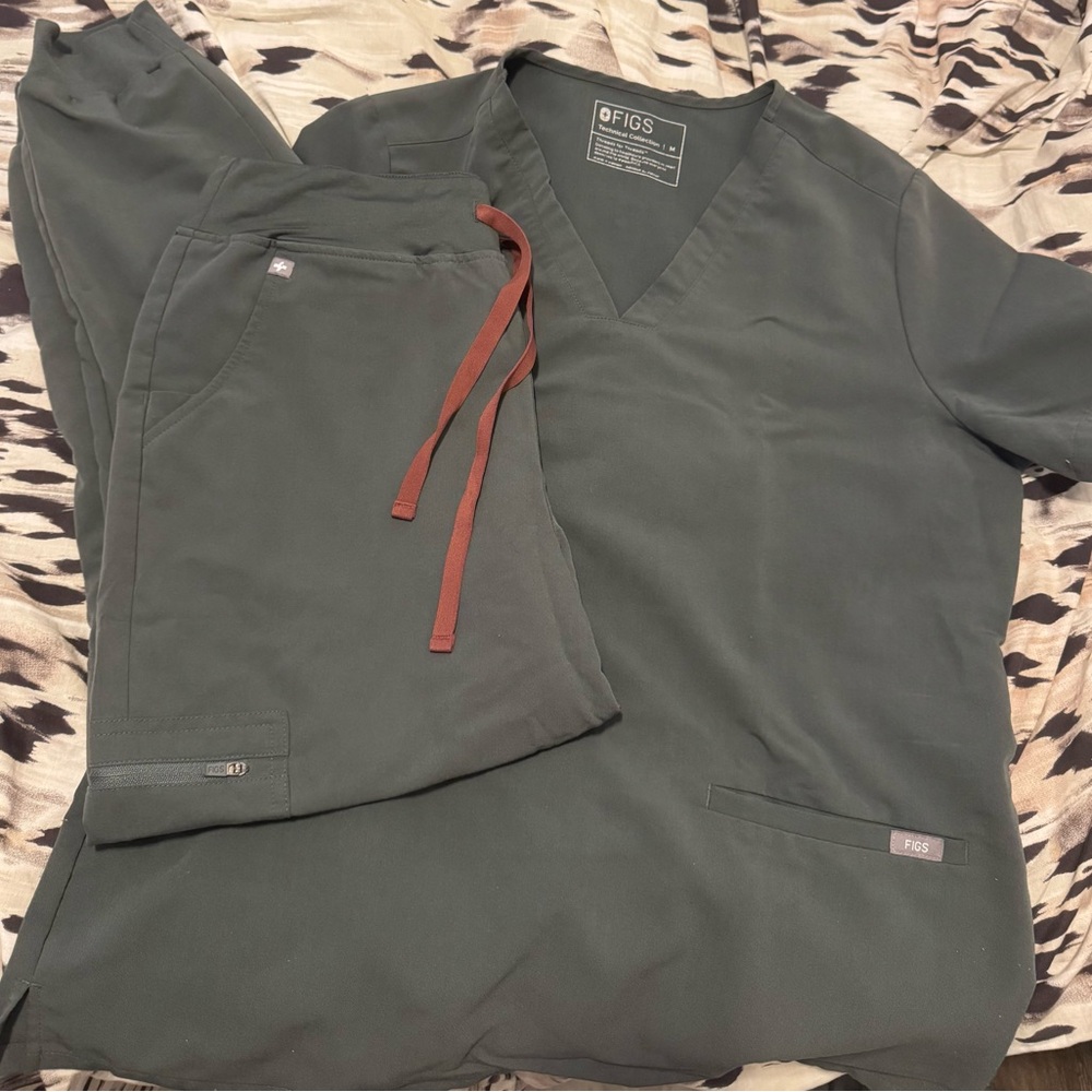 FIGS Women’s Set  - Olive Green